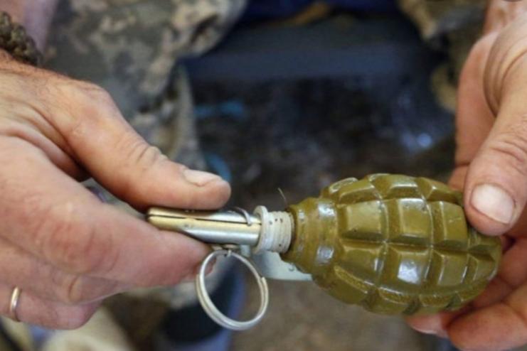 Прийшов до колишньої з гранатою і залишився без руки