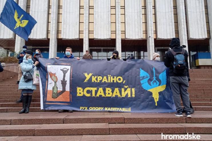 Автомарш «Феофания»: Зеленскому везут асфальт, к больнице уже стянули правоохранителей