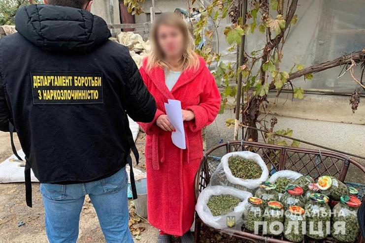 МАРИХУАНА И ПСИХОТРОПЫ НА МИЛЛИОН ГРИВЕН ИЗЪЯТЫ У ТРОИХ ЖИТЕЛЕЙ ОДЕСЧИНЫ