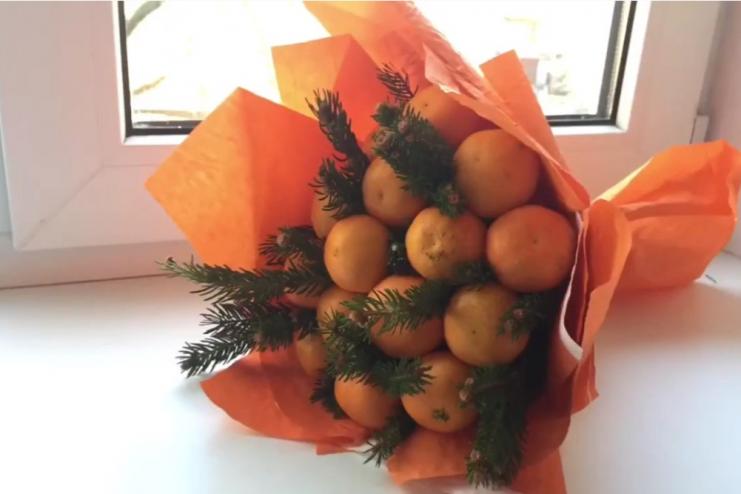БУКЕТЫ ИЗ МАНДАРИНОВ И ЕЛОВЫХ ВЕТОК: ПОШАГОВАЯ ИНСТРУКЦИЯ