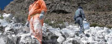 У Перу фарбують гори