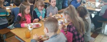 Президент підписав закон про безкоштовне харчування дітей загиблих захисників України