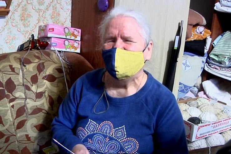 На Волыни незрячая волонтер вяжет зимние перчатки для защитников Украины