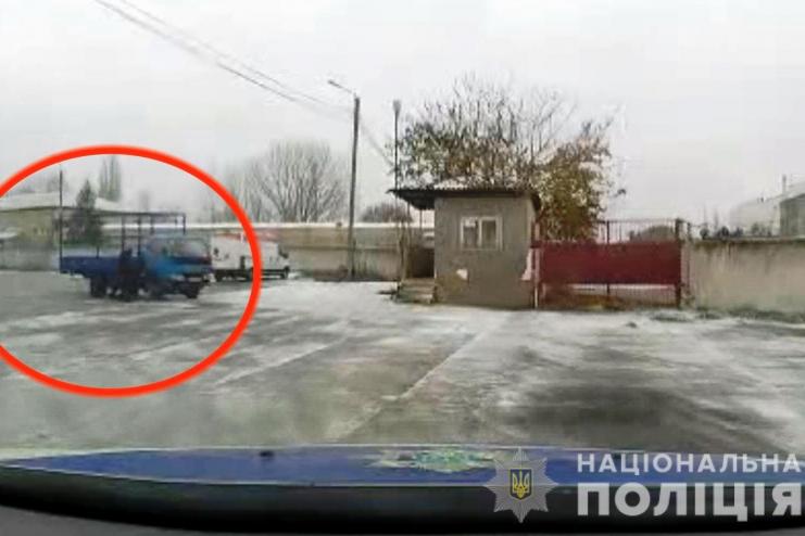 На Одещині чоловік влаштував скандал на пошті і намагався збити на автівці поліцейських 
