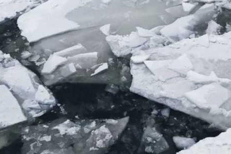 В Черкасской области, спасая ребенка, двое рыбаков провалились под лед и утонули