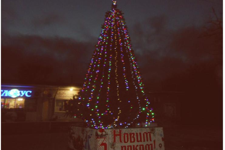 Новогодняя красавица в Тарутино заиграла новогодними огоньками