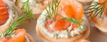 Закуски на новорічний стіл: тарталетки з червоною рибою та тарталетки з грибами і куркою