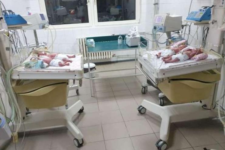 В Ужгороді 20-річна породілля народила одразу чотирьох діток: кесарів розтин проводили за унікальною методикою акушера-гінеколога 