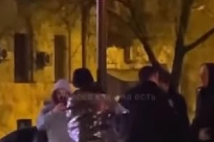 В Одессе прохожие задержали вора и примотали скотчем к столбу(видео)