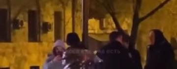 В Одессе прохожие задержали вора и примотали скотчем к столбу(видео)