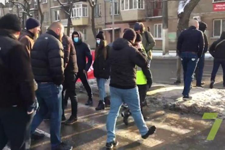 Одесситы перекрыли оживленный проспект и митингуют против роста тарифов