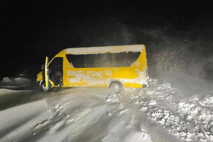 У СНІГОВОМУ ПОЛОНІ між селом Білолісся та містом Татарбунари  опинилися автівки з пасажирами 