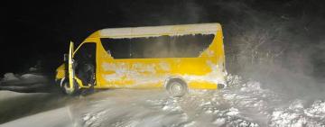 У СНІГОВОМУ ПОЛОНІ між селом Білолісся та містом Татарбунари  опинилися автівки з пасажирами 