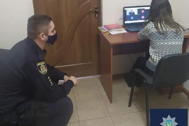 На Хмельниччині  поліцейський допоміг школярці, яка майже тиждень не могла навчатися дистанційно