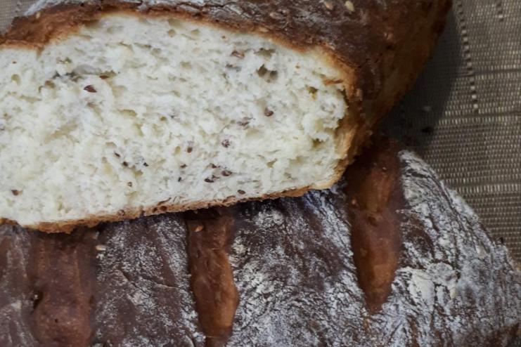 МОЛОЧНИЙ БАТОН З НАСІННЯМ ЛЬОНУ ТА КУНЖУТУ