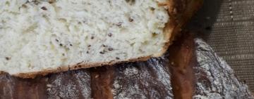 МОЛОЧНИЙ БАТОН З НАСІННЯМ ЛЬОНУ ТА КУНЖУТУ