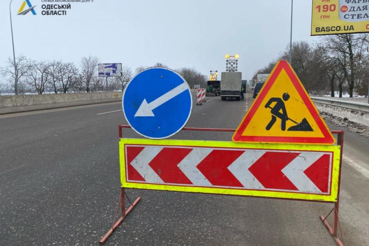 Вместе со снегом исчез асфальт: дорожники приступили к устранению ям, появившихся после стихии