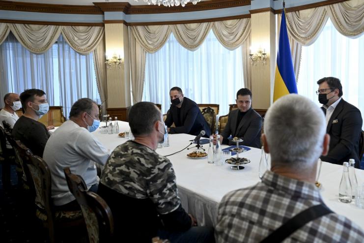 Шесть моряков вернулись в Украину после освобождения из пиратского плена
