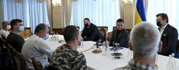 Шесть моряков вернулись в Украину после освобождения из пиратского плена