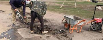 Жители сёл в Одесской области ремонтируют дороги собственными силами