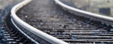 Машинист не успел затормозить: 13-летняя девочка легла под поезд и погибла (18+)