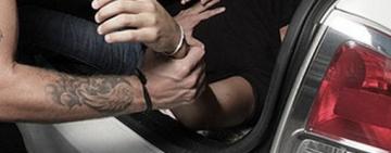 В Одесской области, угрожая ножом, двое мужчин на улице похитили женщину