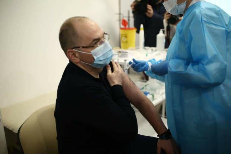 Максим Степанов вакцинувався проти COVID-19 в прямому ефірі (відео)