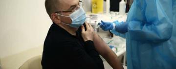 Максим Степанов вакцинувався проти COVID-19 в прямому ефірі (відео)