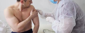  Зеленский вакцинировался от COVID-19 на Донбассе (фото)