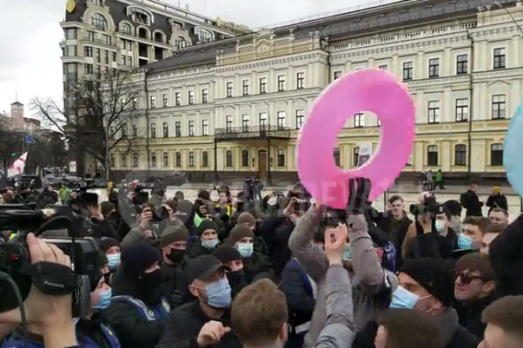 Українки вийшли у Києві на марш за права жінок і зустріли опонентів