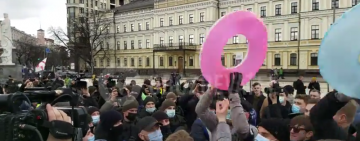 Українки вийшли у Києві на марш за права жінок і зустріли опонентів