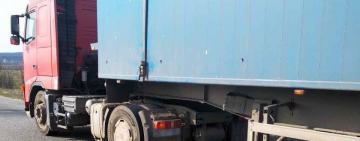 Лежал на проезжей части: в Одесской области грузовик наехал на неустановленного мужчину