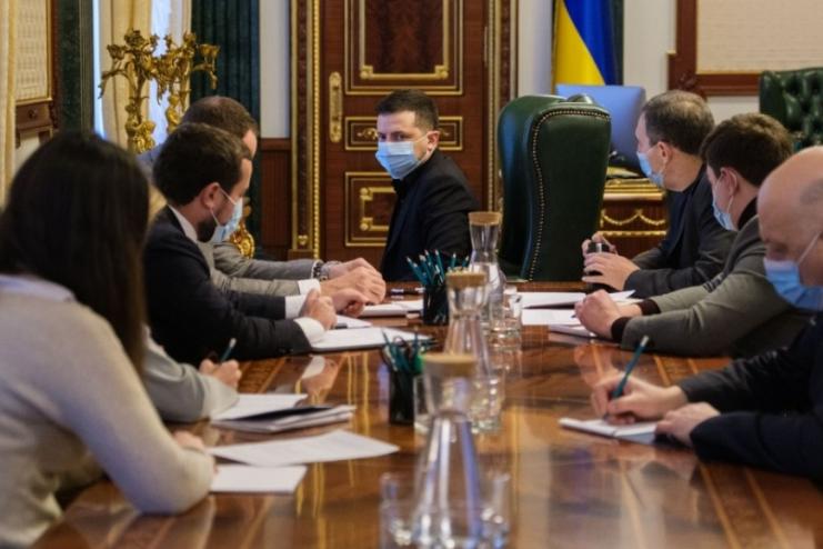 ​​"Людям потрібно пояснити": Зеленський вимагає роз'яснювати людям про вакцинацію від COVID-19