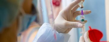 Кабмин хочет освободить производителей вакцин от ответственности за риски