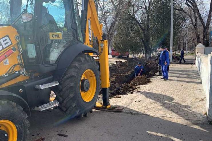 НЕДЕЛЮ НАЗАД  - РАЗГОВОР, СЕГОДНЯ - ДЕЛО: на центральной улице Арциза прокладывают новый водопровод