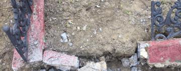 Викрали огорожу на цвинтарі: на Одещині поліцейські притягують до відповідальності двох чоловіків за наругу над могилами 