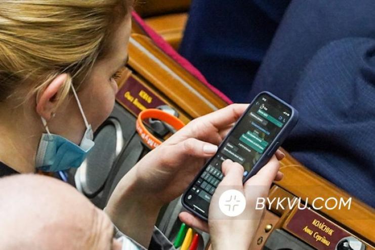 «Нужно валить из этой страны»: депутат от «Слуги Народа» попалась на скандальной переписке