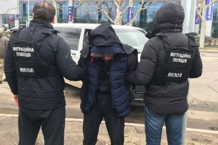 Житель Рени задержан в аэропорту "на горячем": вербовал и вовлекал в преступную деятельность украинцев