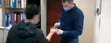 Угрожал осколком бутылки и отобрал телефон: житель Одесской области подозревается в разбое 