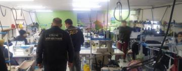 На Одещині викрили підпільний цех з пошиву одягу, котрий підробляв відомі світові бренди
