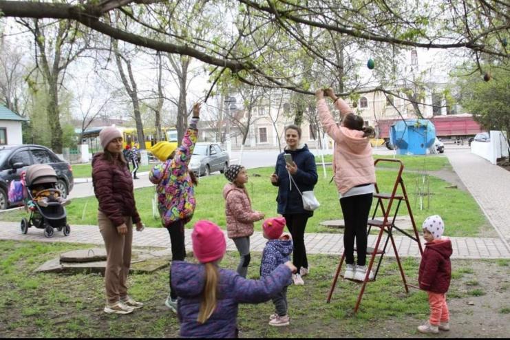У Сараті прикрасили великоднє дерево