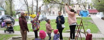У Сараті прикрасили великоднє дерево