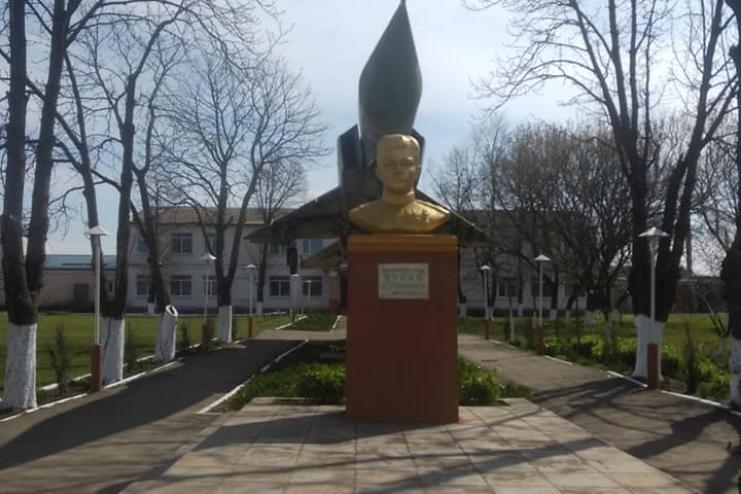 Авиапамятник в с.Лесное: в память об отважном лётчике-герое