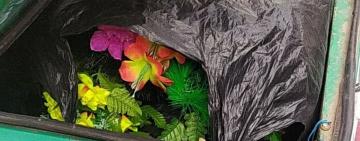 Хотели перепродать: в Одессе патрульные задержали мужчин, которые крали венки и цветы с кладбища