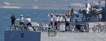 Українські військові спустили пам'ятний вінок з борту патрульного катера  