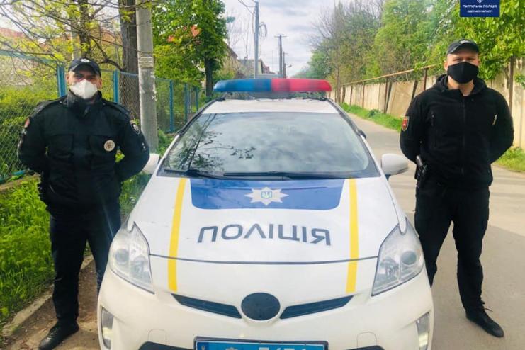 Коли важлива кожна секунда: патрульні доставили до лікарні 4-річну дівчинку з травмою голови