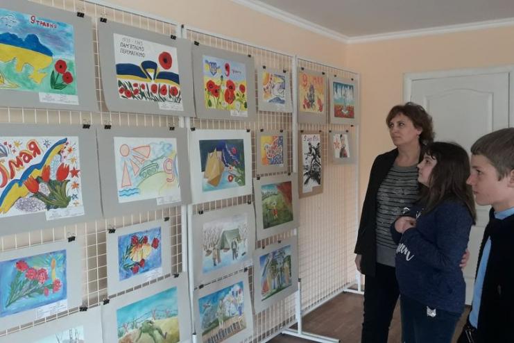 "Победа - глазами юных художников": в Тарутино прошла тематическая выставка