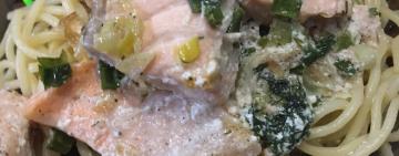 Смачний день. СПАГЕТІ З СЬОМГОЮ У ВЕРШКОВОМУ СОУСІ 