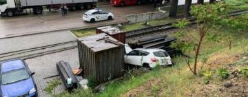 Летели с высоты второго этажа: в Одесской области иностранец с украинкой в авто упали со склона