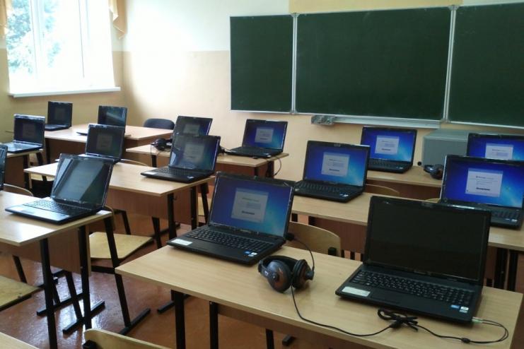 Школы Аккермана получили 35 единиц компьютерно-мультимедийной техники